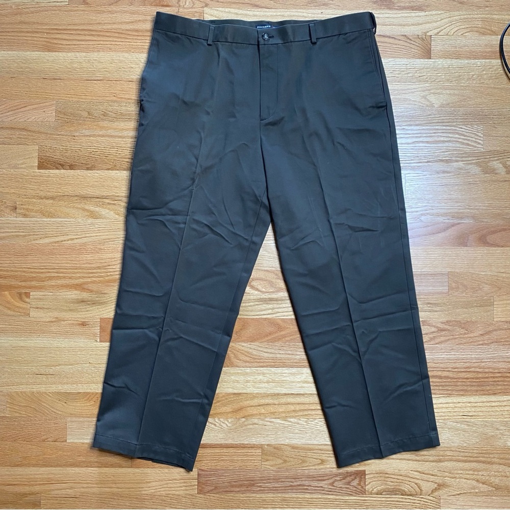 Dockers Men's Khaki Pants W40 L30 Relaxed Fit Business Casual W40 L30 Dark Brown